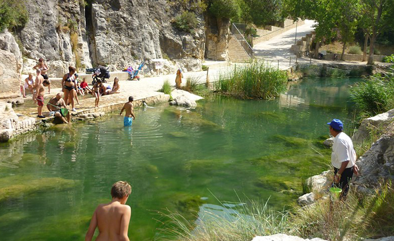 Baños termales naturales de la font calda